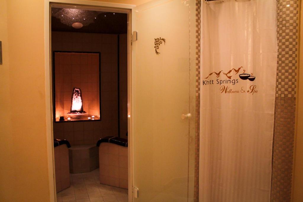 Golden Tulip Khatt Springs Resort & Spa Рас-ель-Хайма Екстер'єр фото